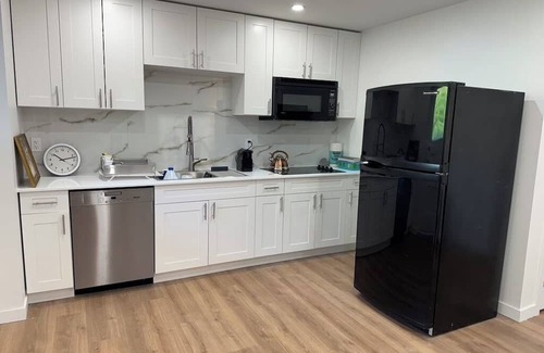 Dollarton Apartamento | Private Suite by Deep Cove | Trails, Kayaking & Seymour Mountain
