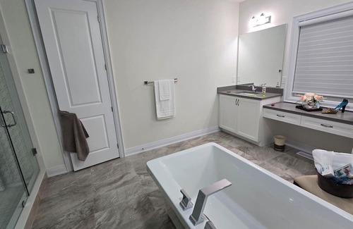 Vaughan Casa | All the luxuries of Home, 25mins to Airport & 5kms to Canada's Wonderland!