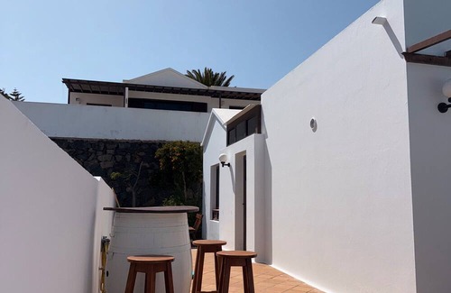 Tias Casa | Vacation Home 'Timanfaya' with Sea View, Private Pool and Wi-Fi