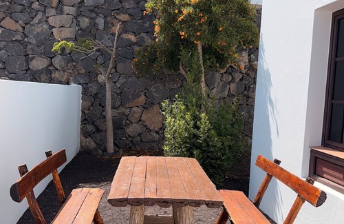 Tias Casa | Vacation Home 'Timanfaya' with Sea View, Private Pool and Wi-Fi