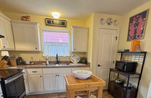 Bastrop Cabaña | Charming Studio in wonderful Bastrop with Pool