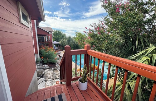 Bastrop Cabaña | Charming Studio in wonderful Bastrop with Pool