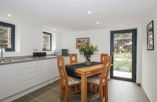 Bishops Castle Casa | THE BARN, luxury holiday cottage, with open fire in Bishop's Castle