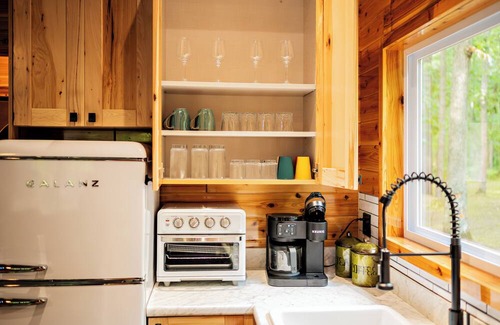 Wellston Cabina | New 1bd/1bth cabin + washer/dryer- Sleeps 4 Near trails/Tippy Dam