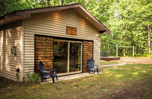 Wellston Cabina | New 1bd/1bth cabin + washer/dryer- Sleeps 4 Near trails/Tippy Dam