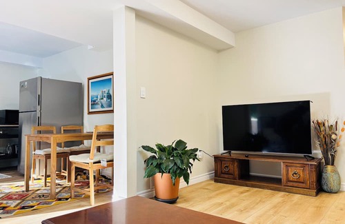 Rosemount Apartamento | Bright and Private walkout basement near downtown Kitchener with garden access.