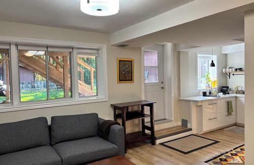 Rosemount Apartamento | Bright and Private walkout basement near downtown Kitchener with garden access.