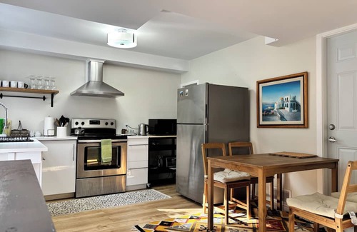 Rosemount Apartamento | Bright and Private walkout basement near downtown Kitchener with garden access.