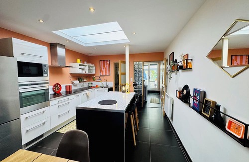 Hallennes-lez-Haubourdin Casa | Groovy House, 10min from Lille, with electronic dart board