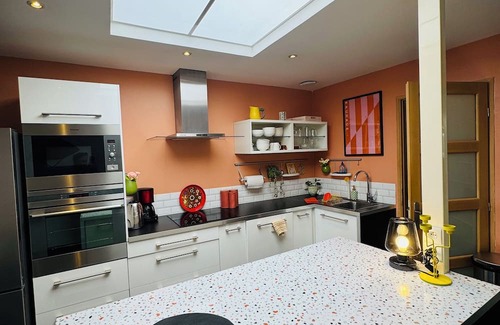 Hallennes-lez-Haubourdin Casa | Groovy House, 10min from Lille, with electronic dart board