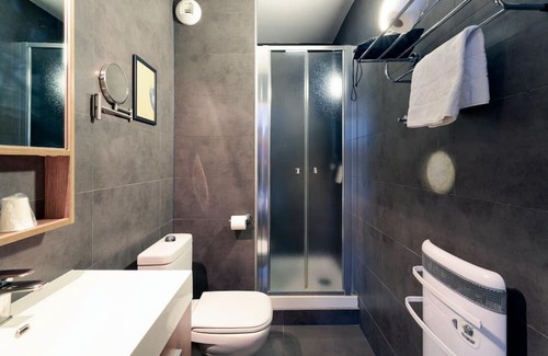 Contades Hotel | Make Your Trip More Enjoyable! Near Place du Marché Gayot! Pets are Allowed!