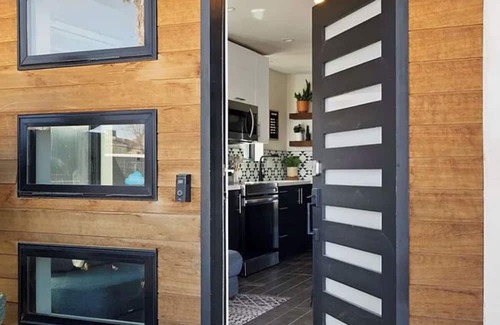 Joshua Tree Casa | Modern 2-Story Tiny Home w/Hot Tub, BBQ & Balcony