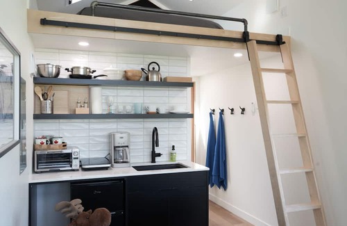 Rocky Mountain House Cabina | River South HardTop: modern decked-out cabin with a river view