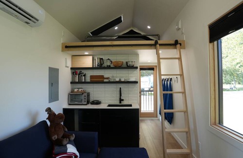 Rocky Mountain House Cabina | River South HardTop: modern decked-out cabin with a river view
