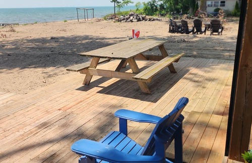 Amherstburg Cabaña | .Welcome to Lakewood Moon . on a sandy beach near Amherstburg Ontario,