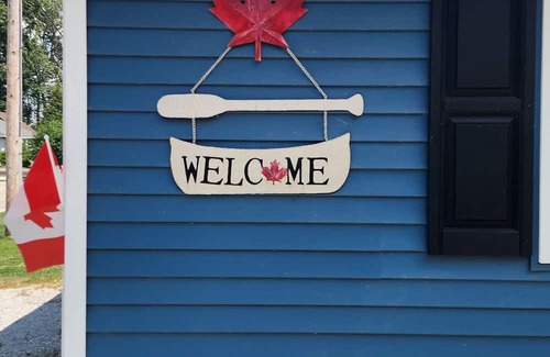 Amherstburg Cabaña | .Welcome to Lakewood Moon . on a sandy beach near Amherstburg Ontario,