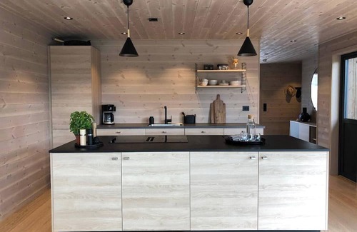 Risor Cabina | Modern Fjord Cabin w/Panoramic Views, Deck & Dock - Risør Getaway