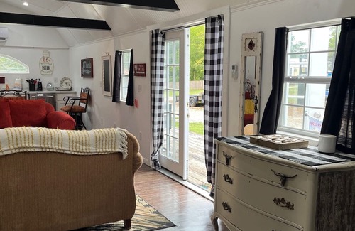 Bushyhead Cabina | Cozy Country Cabin with Modern Touches & Rooster Charm!