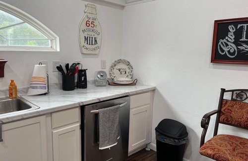 Bushyhead Cabina | Cozy Country Cabin with Modern Touches & Rooster Charm!