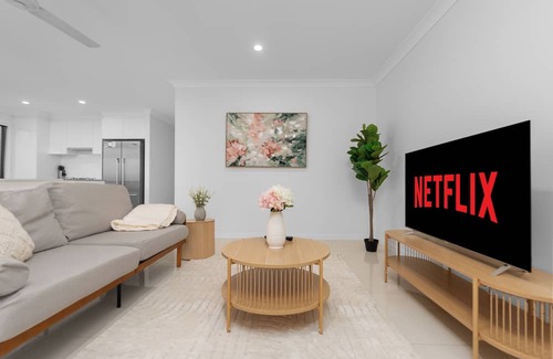 Pimpama Casa | Whispering Pines - Stylish 3BR Duplex close to M1