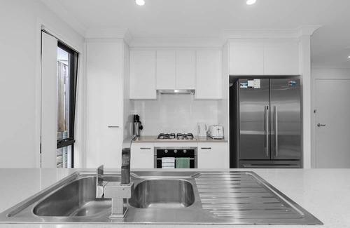 Pimpama Casa | Whispering Pines - Stylish 3BR Duplex close to M1