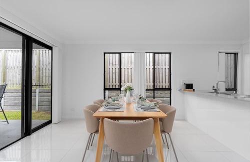 Pimpama Casa | Whispering Pines - Stylish 3BR Duplex close to M1