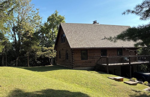 Waynesville Cabina | Chalet-Style Log Home – Waynesville, Ohio