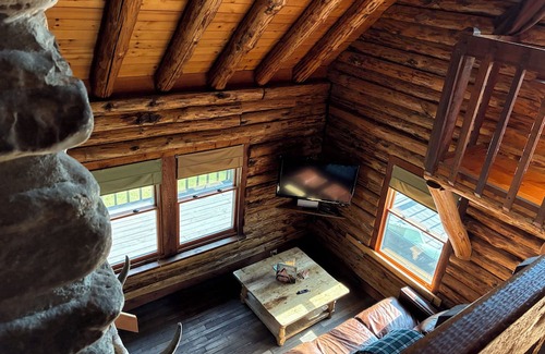 Waynesville Cabina | Chalet-Style Log Home – Waynesville, Ohio
