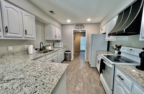 Universal City Casa | 4BR Universal City Relocation Housing W/D WiFi