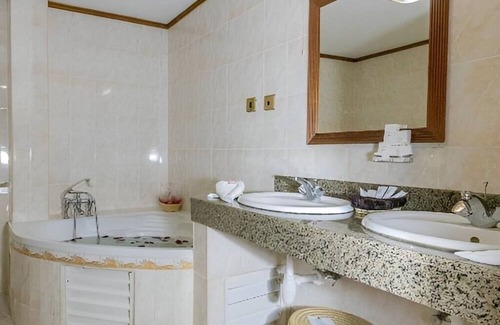 Nairobi Hotel | Making The Best Memories Along The Way! Outdoor Pool, Free Parking!