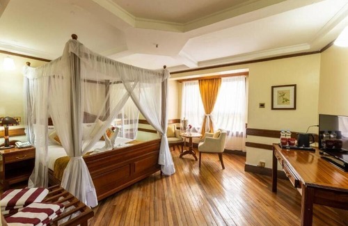 Nairobi Hotel | Making The Best Memories Along The Way! Outdoor Pool, Free Parking!