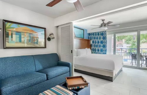 Pelican Key Complejo | Flamingo Beach by Hilton: Oceanfront Resort, Pools & Spacious Studios To Relax!