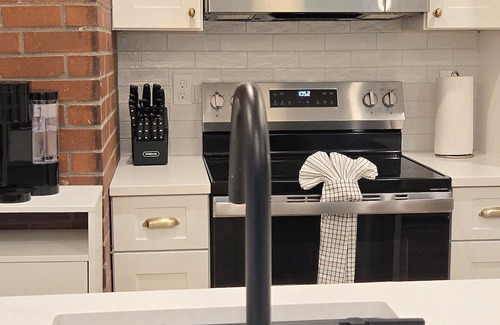 Fox Point Apartamento | 2BR Garden Apt w/Parking Near Brown & RISD