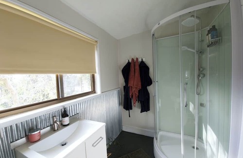 Frog Rock Apartamento | The Burrow Guest Suite at Resteasy Farmstay