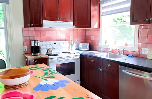Hudson Apartamento | Frida Kahlo-Themed Apartment for Families - Steps to Beach, Vibrant Art & Nature