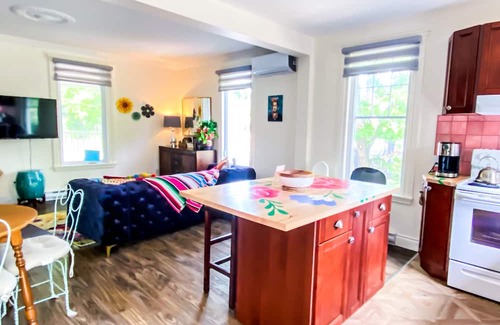 Hudson Apartamento | Frida Kahlo-Themed Apartment for Families - Steps to Beach, Vibrant Art & Nature