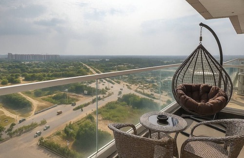 Gurugram Apartamento | Lush Comfort Studio with Balcony Views