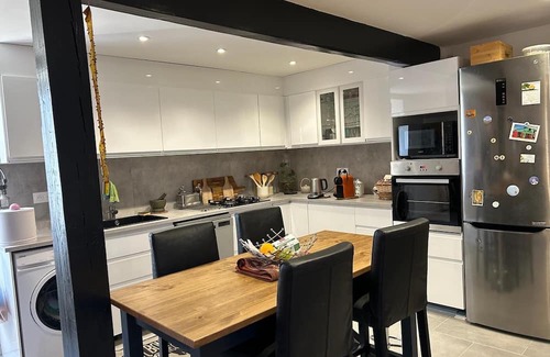 Louroux-de-Bouble Casa | Quiet family home with large garden