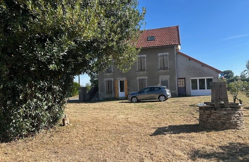 Louroux-de-Bouble Casa | Quiet family home with large garden