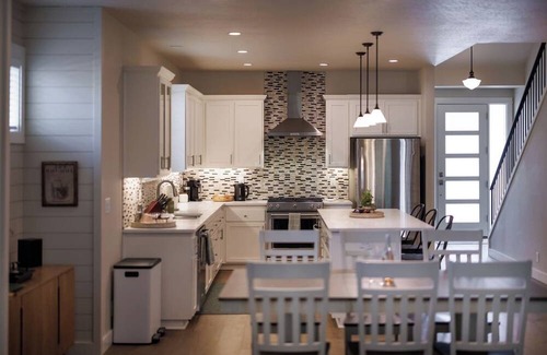 West Eugene Apartamento | The PNW Premiere: Close to UO and Autzen stadium