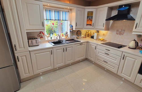 Coolaney Casa | Beautiful House in Co. Sligo with Private Bar, Pool Table & Guided Minivan Tours
