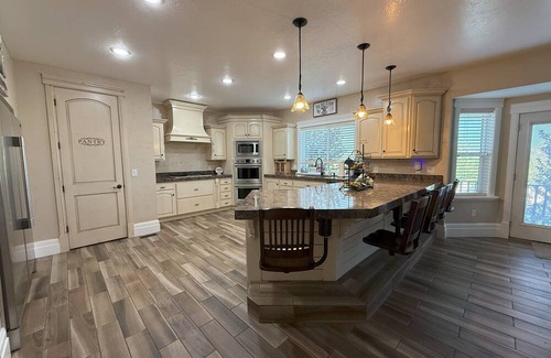 Nephi Casa | Charming 4-bed 3.5 bath house w/mountain views in Nephi - sleeps up to 10 guests