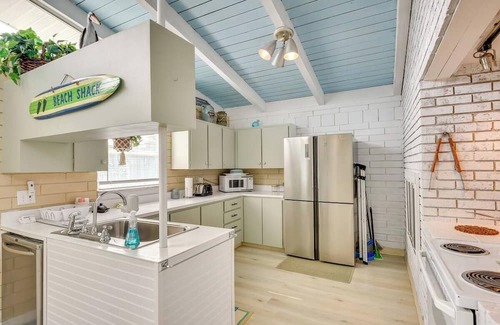Aqua Vista Circles Cabaña | Retro Ormond Beach Home w/Pool 3BR-Walk to Ocean!