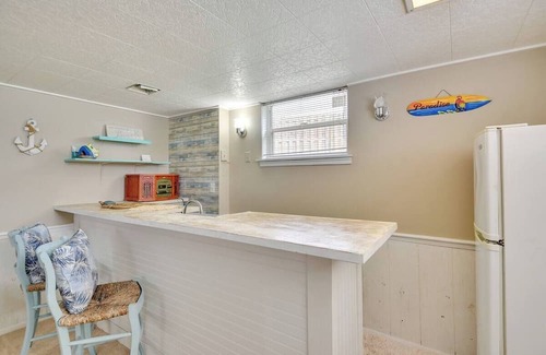 Aqua Vista Circles Cabaña | Retro Ormond Beach Home w/Pool 3BR-Walk to Ocean!