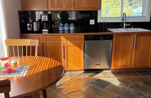 Campbell River Apartamento | Ocean front guest suite in Campbell River.