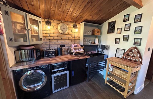 Chichester Cabina | Centrally located cosy cabin in the heart of Chichester close to all attractions