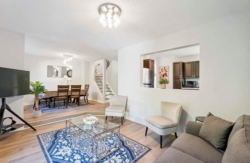 Ottawa Division Casa | Cozy 4BR, 5-Bed Retreat | Entire Barrhaven Home + Yard