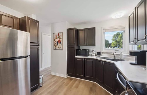 Ottawa Division Casa | Cozy 4BR, 5-Bed Retreat | Entire Barrhaven Home + Yard