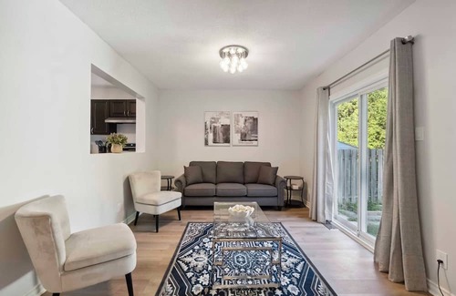 Ottawa Division Casa | Cozy 4BR, 5-Bed Retreat | Entire Barrhaven Home + Yard