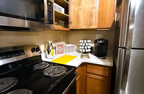 Burns Park Apartamento | * NEW * 4BR Retreat | Heart of Campus w/ Parking